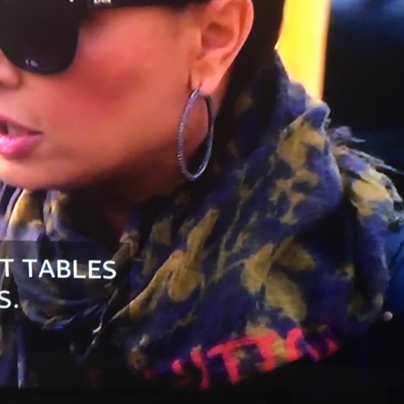 ISO Louis Vuitton scarf - Picture 2 of 3